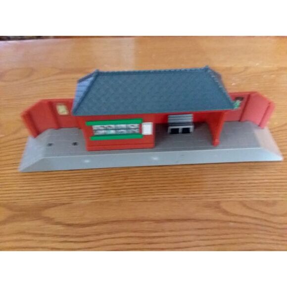 TOMY Thomas & Friends Trackmaster LOWER TIDMOUTH Train Station 2009 - Picture 11 of 14
